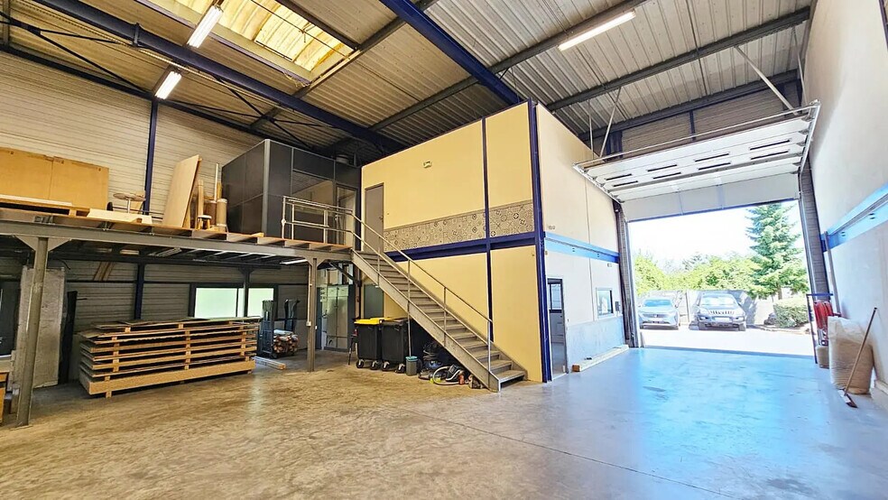 Local d’activités dans Champigny-sur-Marne à louer - Photo de l’immeuble – Image 2 sur 14