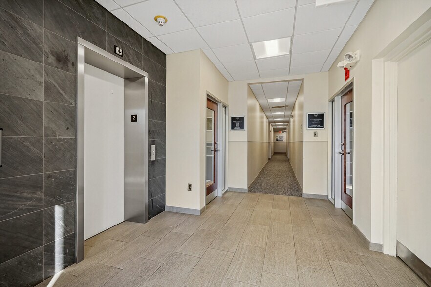 124 Park St SE, Vienna, VA à louer - Hall d’entrée – Image 2 sur 16