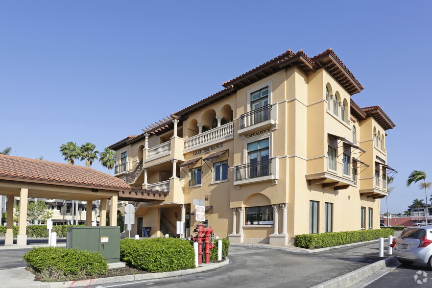 900 5th Ave S, Naples, FL à louer - Photo de l’immeuble – Image 3 sur 8