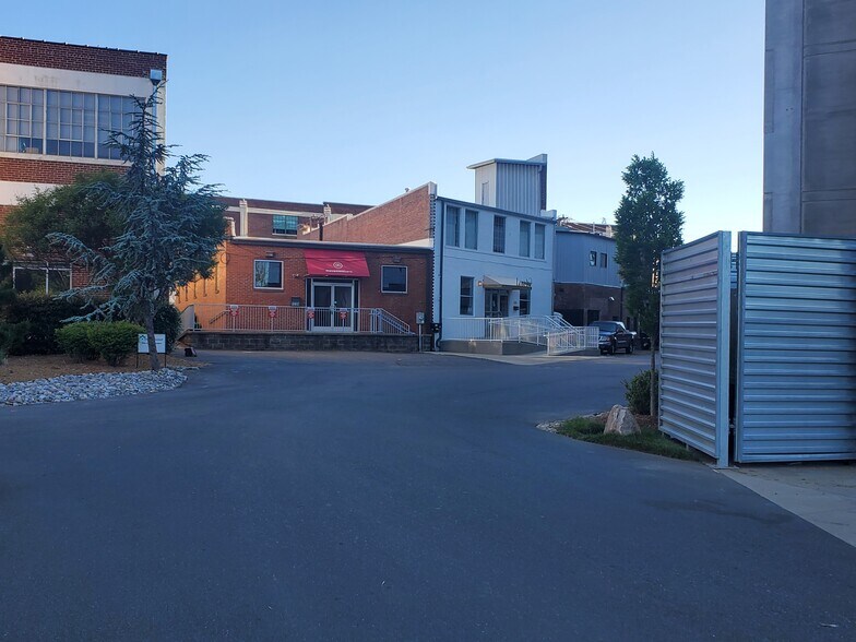 1233 W Morehead St, Charlotte, NC à louer - Photo de l’immeuble – Image 2 sur 7