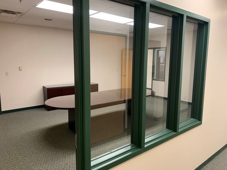 1 Veterans Way, Carnegie, PA à louer - Photo intérieure – Image 1 sur 10