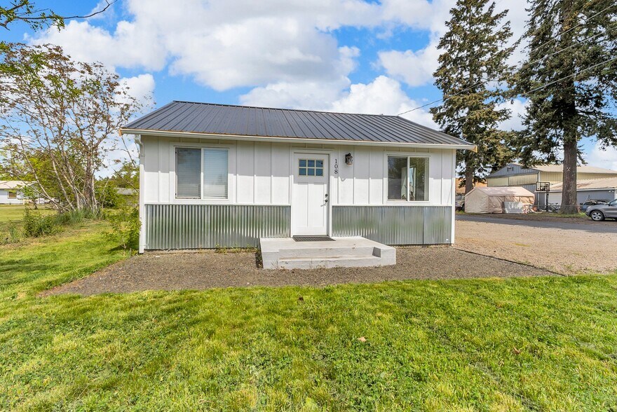 108 Centre S st, Rainier, WA à vendre - Photo principale – Image 1 sur 12