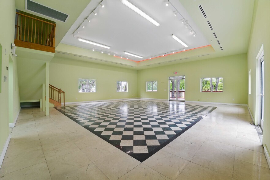 9822 Anderson Rd, Tampa, FL à vendre - Photo de l’immeuble – Image 3 sur 43