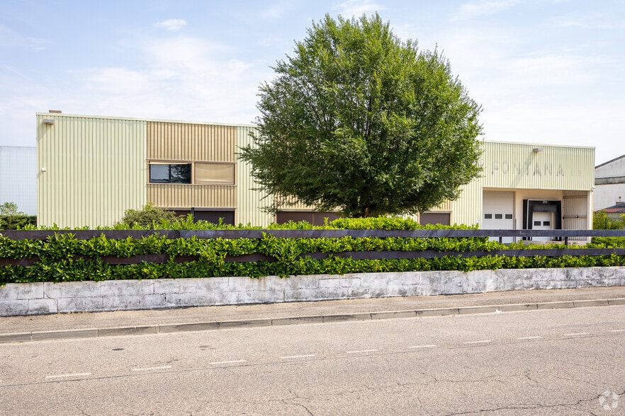 8 Rue Des Freres Lumiere, Genas à louer - Photo de l’immeuble – Image 2 sur 3