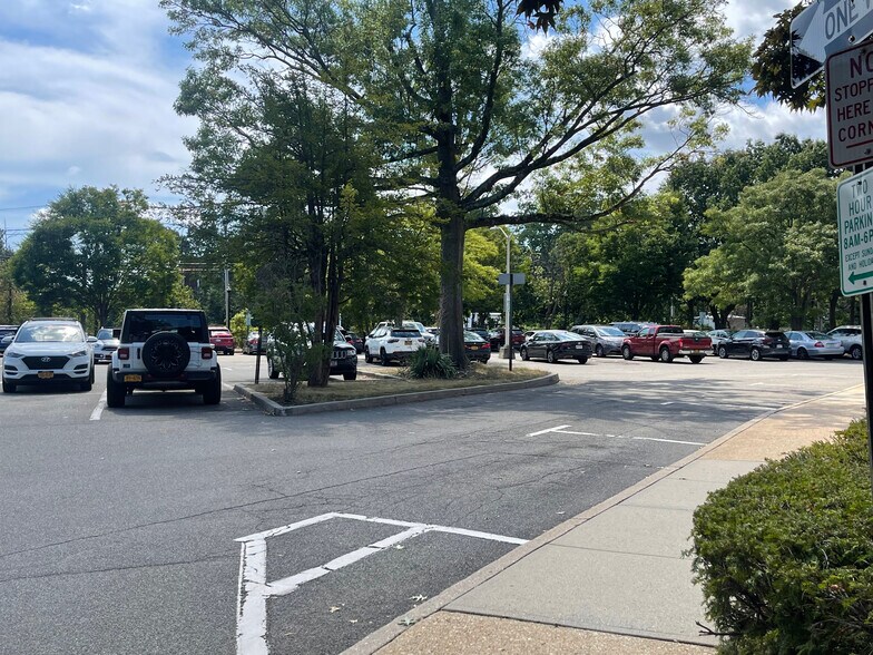 226 Seventh St, Garden City, NY à louer - Photo de l’immeuble – Image 2 sur 16