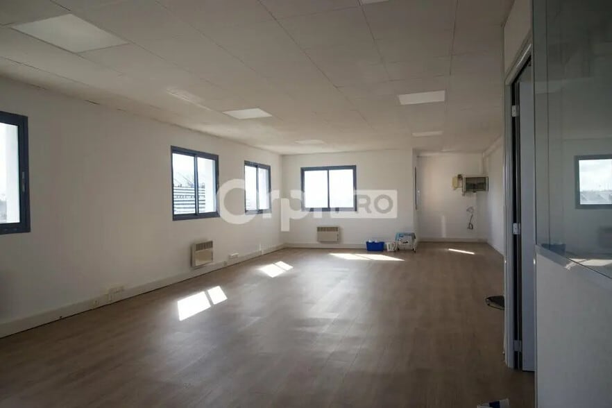 96 Avenue Du Progrès, Chassieu à louer - Photo de l’immeuble – Image 2 sur 5