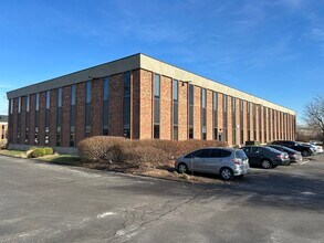 2258 Schuetz Rd, Maryland Heights, MO à louer Photo de l’immeuble– Image 2 sur 5