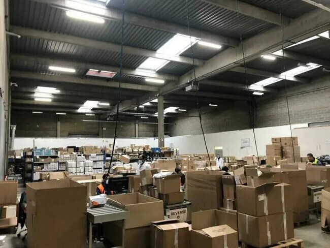 Plus de détails pour Bureau, Local d'activités à louer