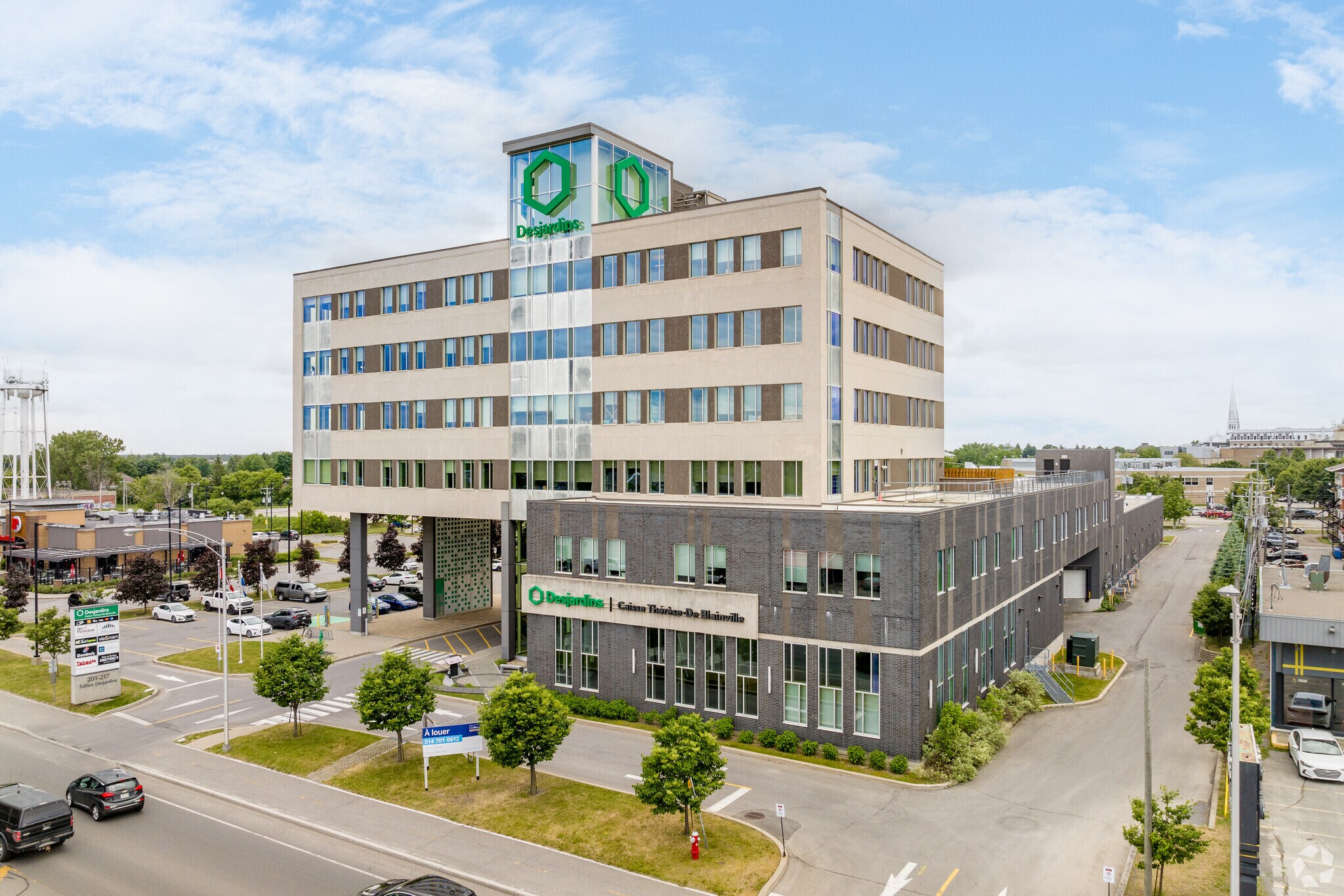 201-217 Boul du Curé-Labelle, Sainte-Thérèse, QC à louer Photo de l’immeuble– Image 1 sur 12