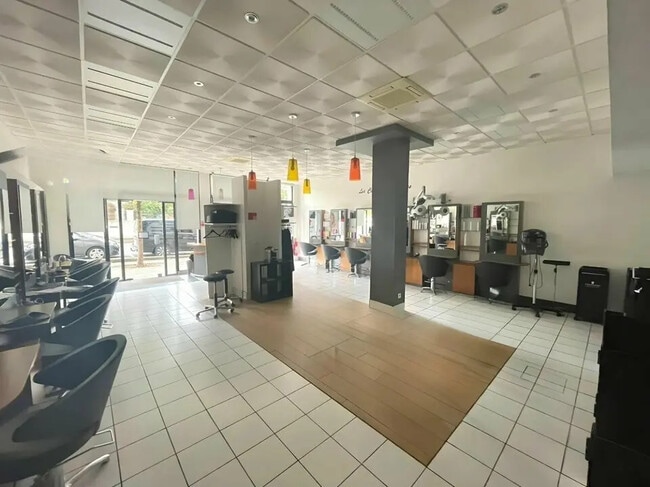 Plus de détails pour Local commercial à louer