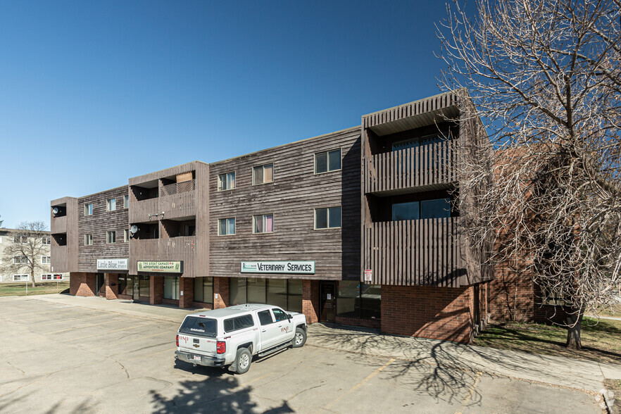 6710-6722 101 Av NW, Edmonton, AB à louer - Photo de l’immeuble – Image 3 sur 4