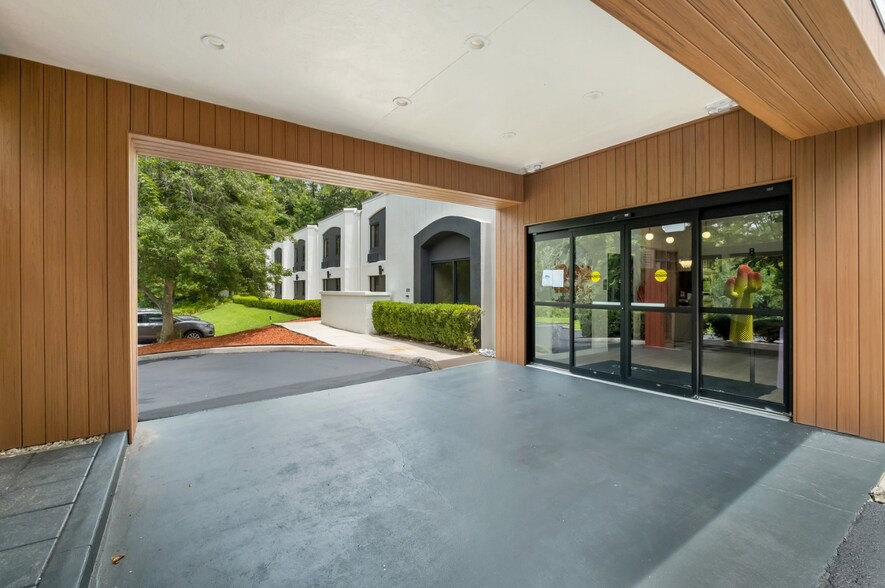 1695 Capital Cir NW, Tallahassee, FL à vendre - Photo de l’immeuble – Image 3 sur 24
