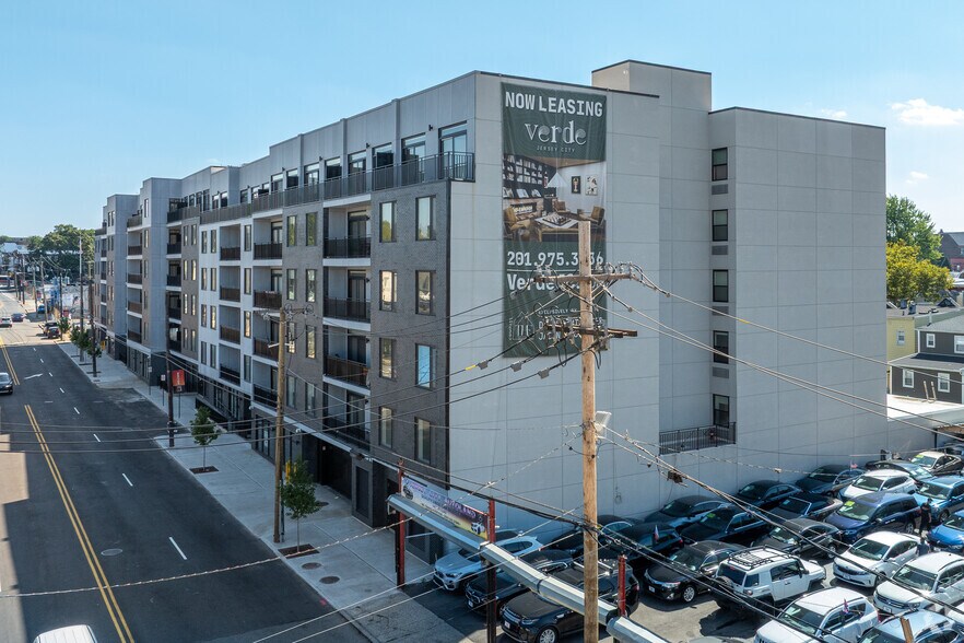 873 COMMUNIPAW Ave, Jersey City, NJ à louer - Photo de l’immeuble – Image 2 sur 37