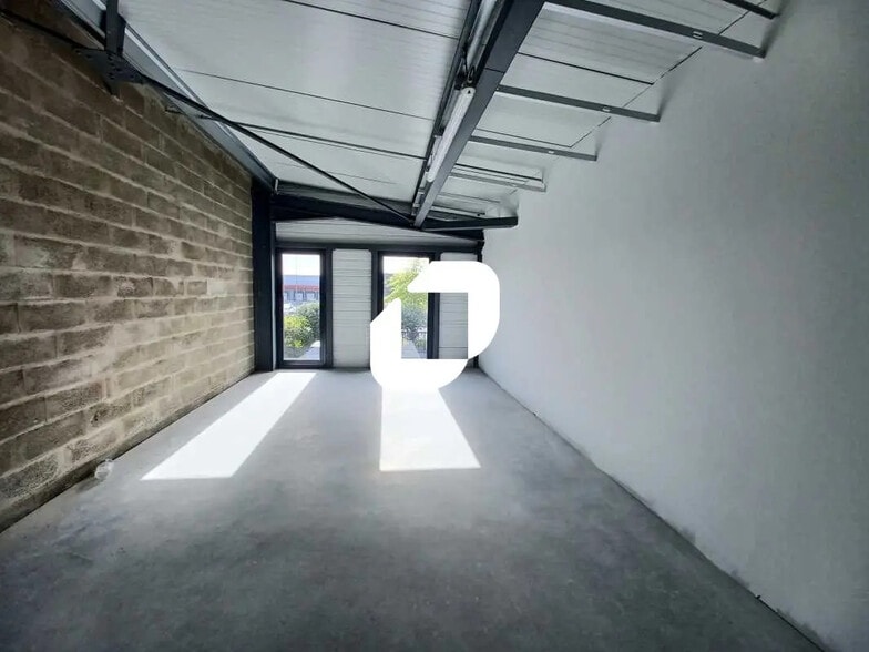 Industriel/Logistique dans Beychac-et-Caillau à louer - Photo de l’immeuble – Image 2 sur 2