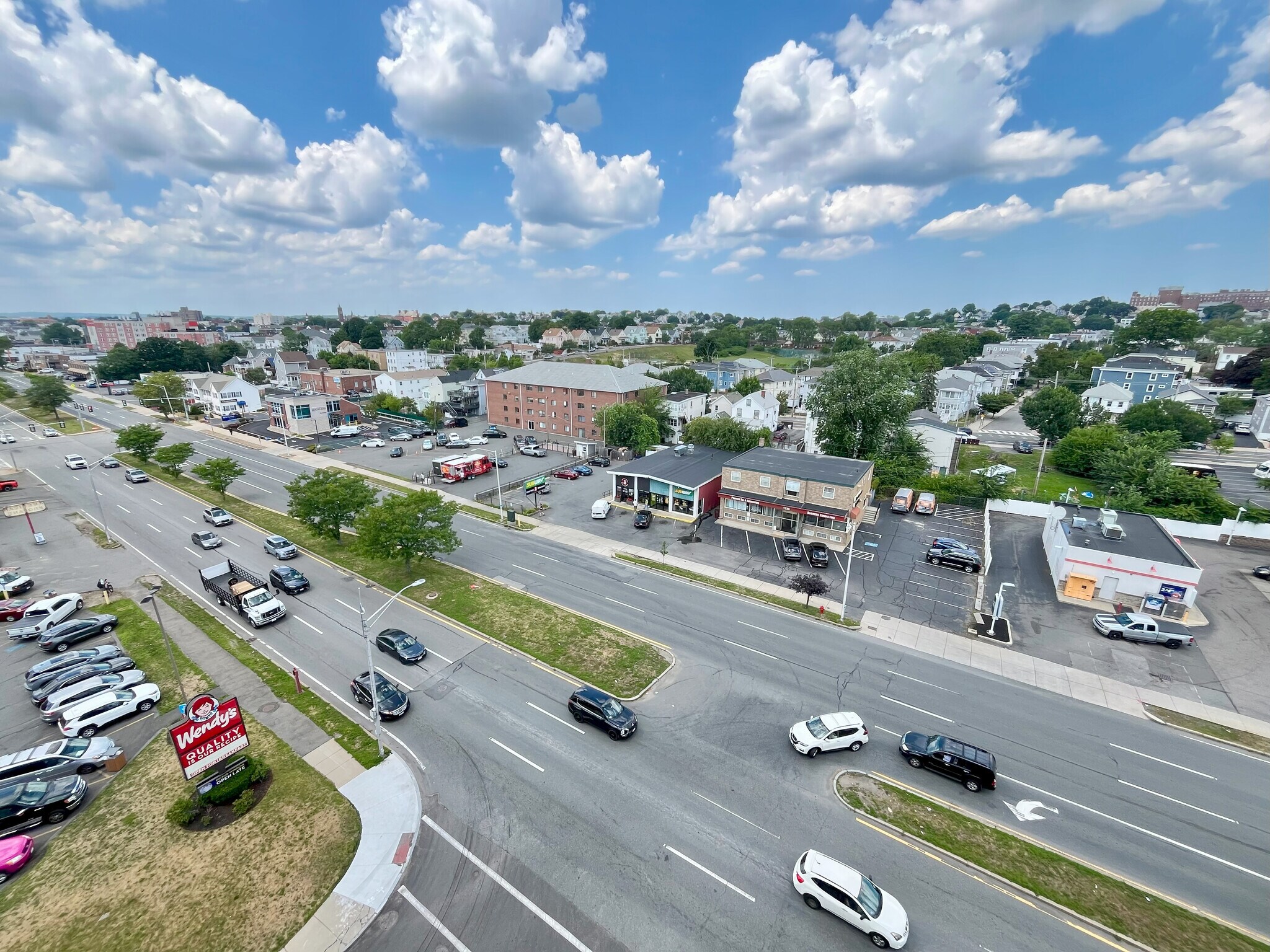 1727 Revere Beach Pky, Everett, MA à vendre Photo de l’immeuble– Image 1 sur 4