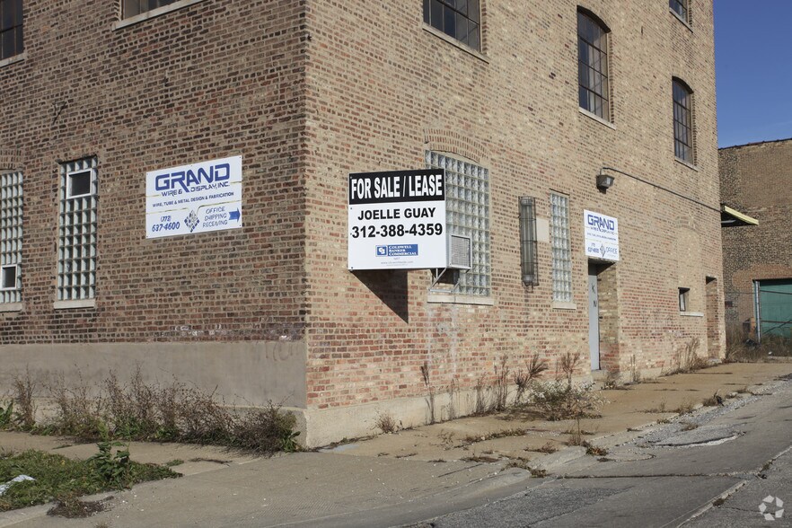 5724 W Armitage Ave, Chicago, IL à vendre - Photo de l’immeuble – Image 3 sur 5