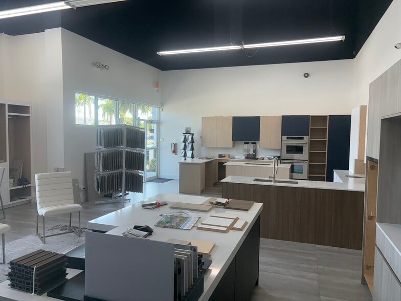 2400 W Copans Rd, Pompano Beach, FL à louer - Photo de l’immeuble – Image 3 sur 11