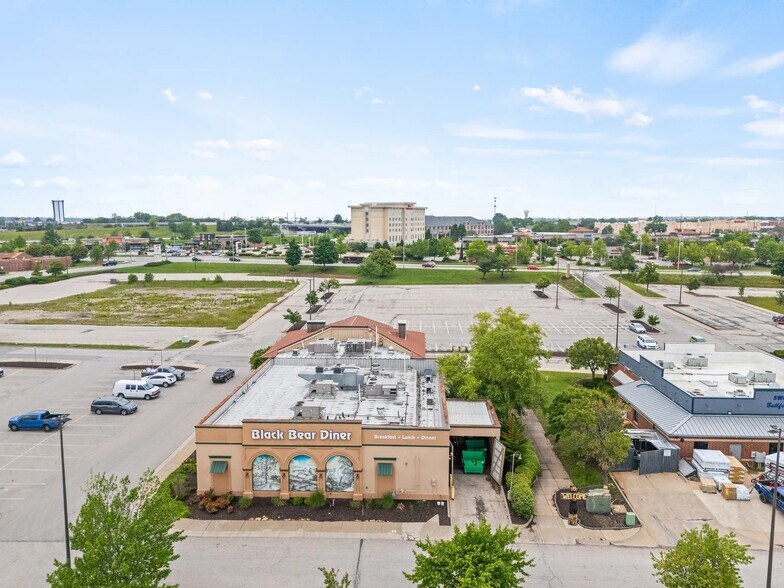 11981 S Strang Line Rd, Olathe, KS à vendre - Photo de l’immeuble – Image 3 sur 8