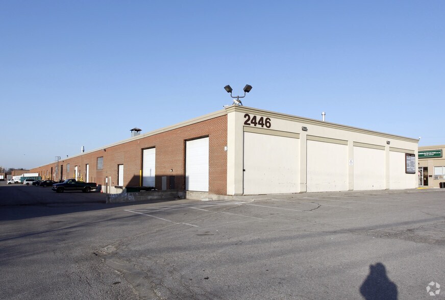 2446 Cawthra Rd, Mississauga, ON à louer - Photo de l’immeuble – Image 2 sur 8