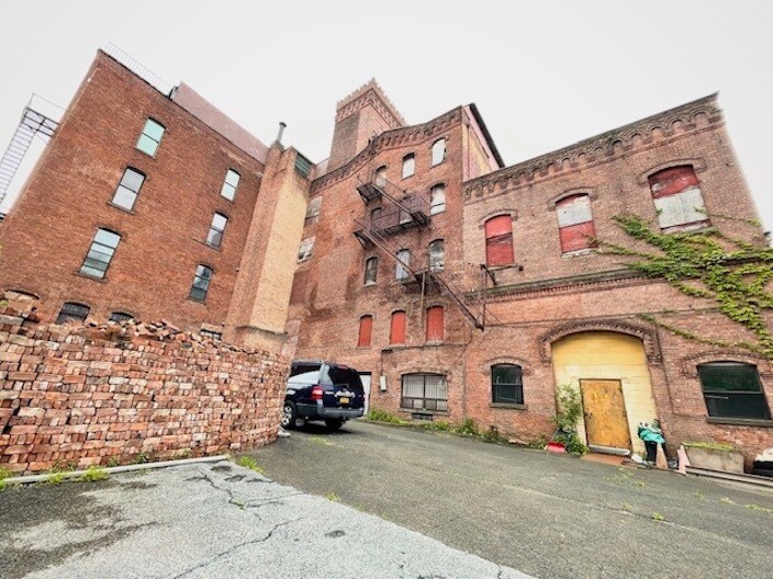 56 Meserole St, Brooklyn, NY à vendre - Photo de l’immeuble – Image 3 sur 5