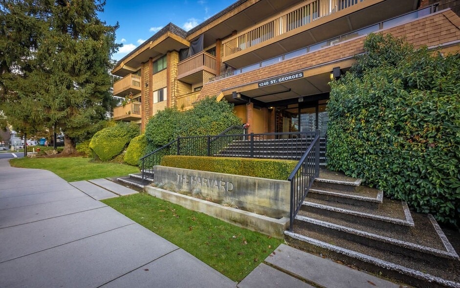 1240 St Georges St, North Vancouver, BC à vendre - Photo de l’immeuble – Image 2 sur 10
