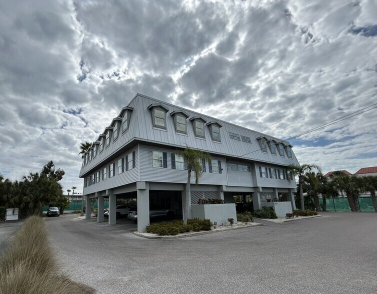 3909 E Bay Dr, Holmes Beach, FL à vendre - Photo de l’immeuble – Image 3 sur 21