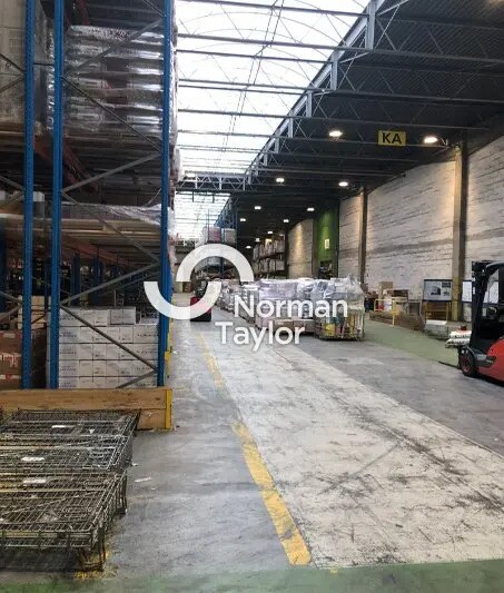 Local d’activités dans Saint-Priest à louer - Photo de l’immeuble – Image 2 sur 12