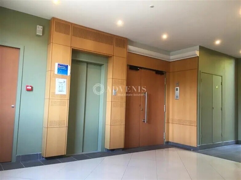 Bureau dans Montigny-le-Bretonneux à vendre - Hall d’entrée – Image 2 sur 5