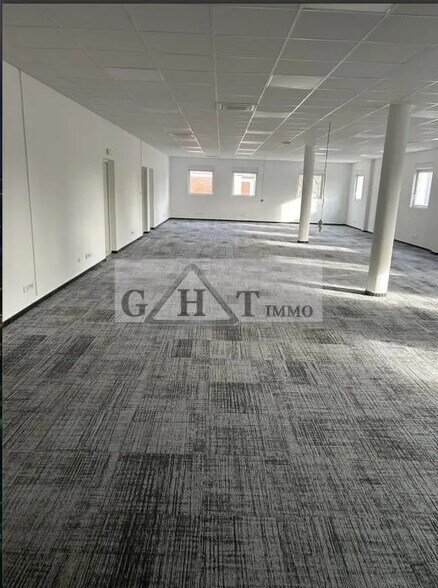 Bureau dans Villeneuve-la-Garenne à louer - Photo de l’immeuble – Image 1 sur 4