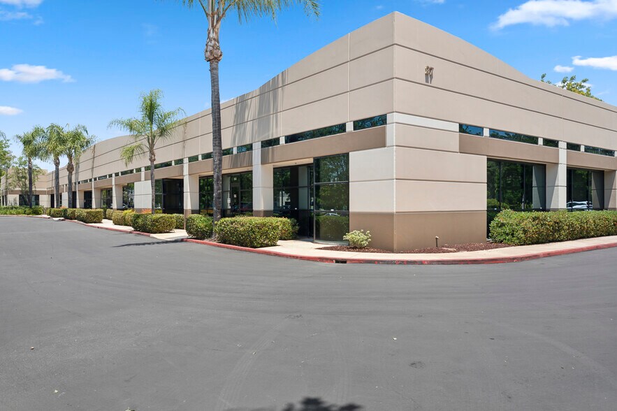 27 Spectrum Pointe Dr, Lake Forest, CA à louer - Photo de l’immeuble – Image 3 sur 21